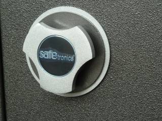 Сейф Safetronics TSS-160MM с типом замка:  Ключевой