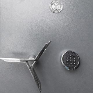 Сейф Muller St. Gallen 56402.00 WF E имеет тип замка: Электронный с мастер ключом