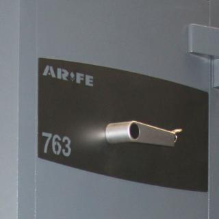 Сейф Arfe 763-1 имеет тип замка: Электронный и Ключевой
