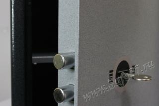 Сейф Рипост СП-406/А63 имеет тип замка: Ключевой