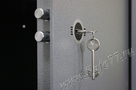 Сейф Рипост СП-406/А90 имеет тип замка: Ключевой
