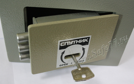 Сейф Рипост Спутник Р-01 имеет тип замка: ключевой